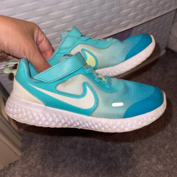 Girls Nikes EUC 13C - Picture 2 of 8